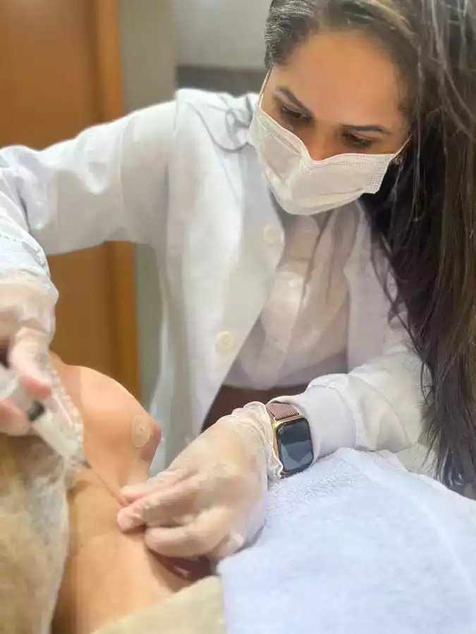 Dr.a Camila Lima na clinica de estética realizando tratamento